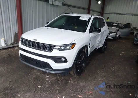 2025 Jeep Compass Latitude 4X4 z USA, uszkodzony, nr VIN 3C4NJDBN8ST586228